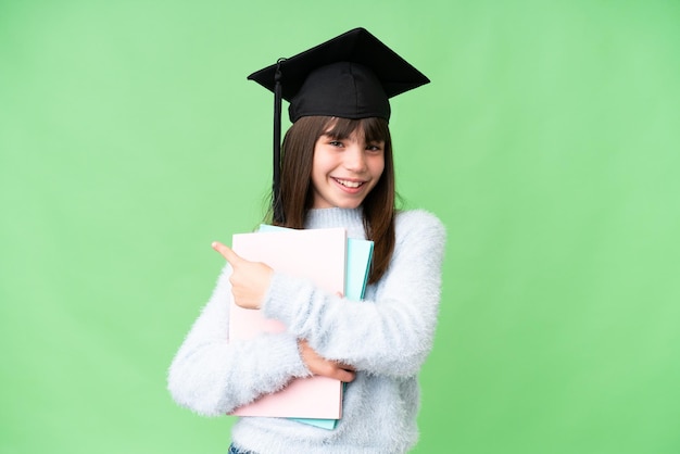 Klein blank studentenmeisje over geïsoleerde achtergrond wijzend naar de zijkant om een product te presenteren