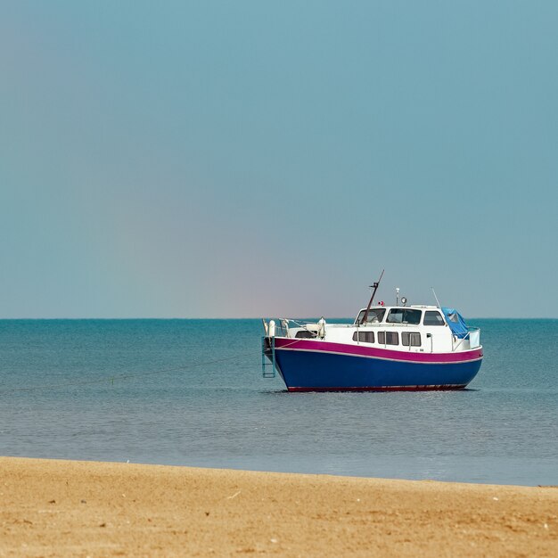 Klein blauw passagiersschip dat in de baai van de Oostzee wordt vastgelegd