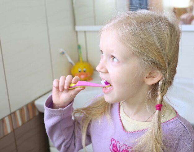 Klein blond meisje met tandenborstel