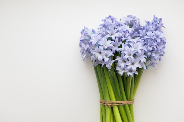 Klein boeket van blauwe lente bloemen verpakt hyacinten