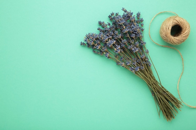 Klein boeket van een gedroogde lavendel op muntachtergrond