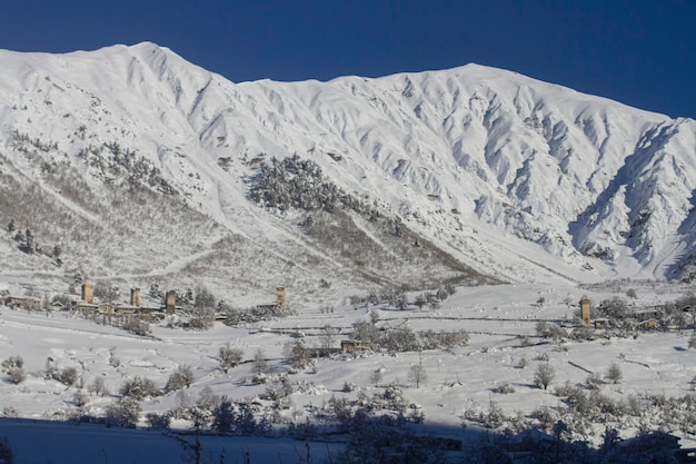 Klein dorpje met Svan-torens in Svaneti in de besneeuwde bergen van de Kaukasus, Georgië