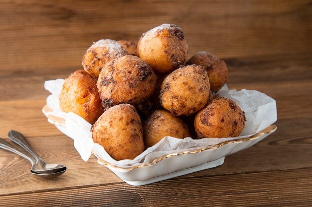 Klein eigengemaakt donutsclose-up op de lijst. Zoet dessert. kaas rond donuts.