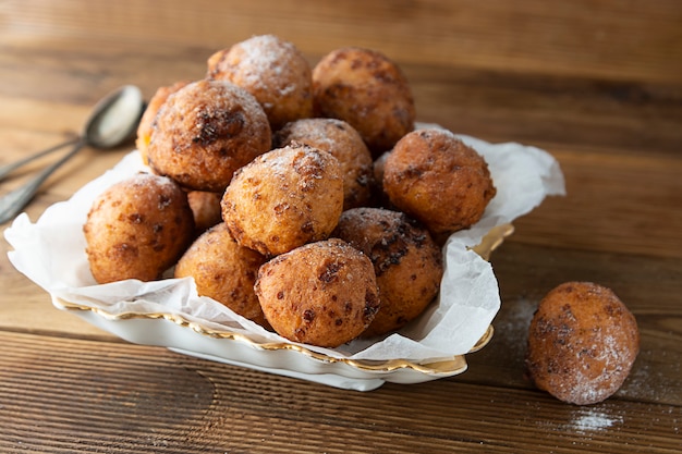 Klein eigengemaakt donutsclose-up op de lijst. Zoet dessert. kaas rond donuts.