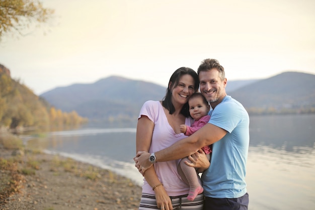 Klein familie-uitje in de natuur