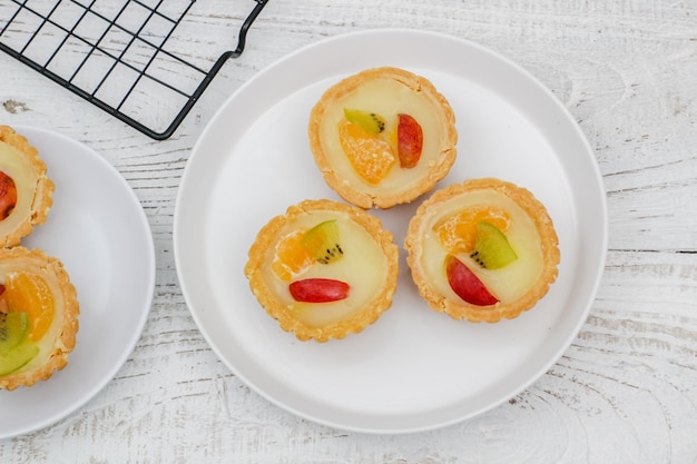 Klein fruit pia cake op een gestructureerde witte achtergrond Kue Pia Buah