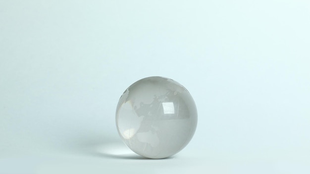 Klein glas globegeïsoleerd op een witte achtergrond