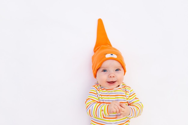 Klein grappig babymeisje op het bed