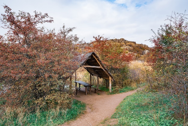 Foto klein houten prieel tussen mooie herfstbomen op de karpatische heuvels in oekraïne