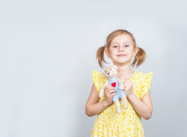 Klein Kaukasisch meisje met teddybeer