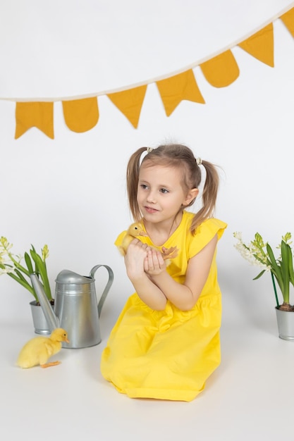 Foto klein kaukasisch meisje voorschoolse leeftijd met een schattig eendje in de handen