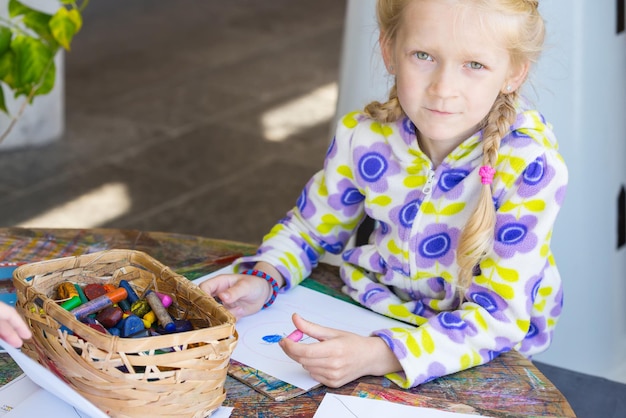 Klein kind dat een pastel op papier tekent