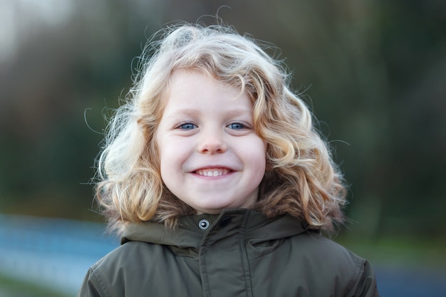 Klein kind genieten van een zonnige dag