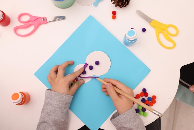 Klein kind kerstkaart maken op witte tafelblad weergave