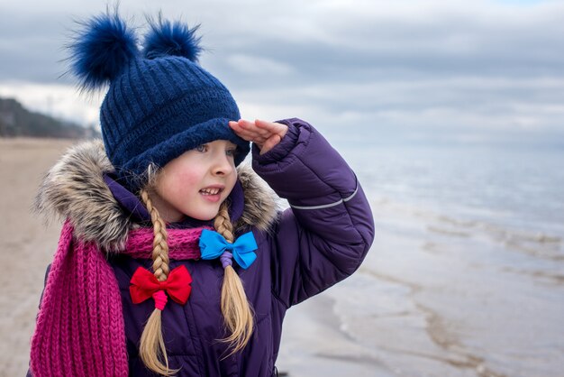 Klein kind meisje loopt op het strand