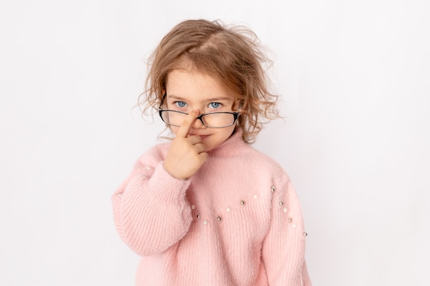 Klein kind meisje met bril op witte achtergrond, ruimte voor tekst