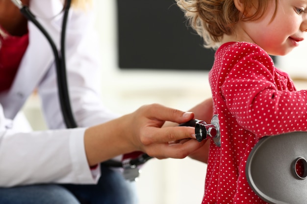 Klein kind met een stethoscoop bij de receptie van de arts