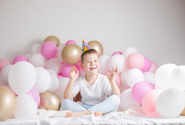 Klein kind met feestballonnen, feest