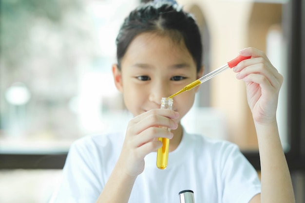 Klein kind met het leren van wetenschapsklas in schoollaboratorium