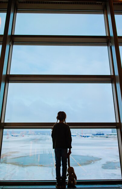 Klein kind op de luchthaven wachtend op het instappen