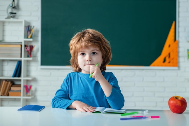 Klein kind op schoolles Kinderen maken zich klaar voor school Leuke kleuterschool in de klas