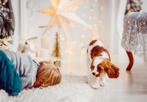 Klein kind speelt met een Cavalier King Charles Spaniel