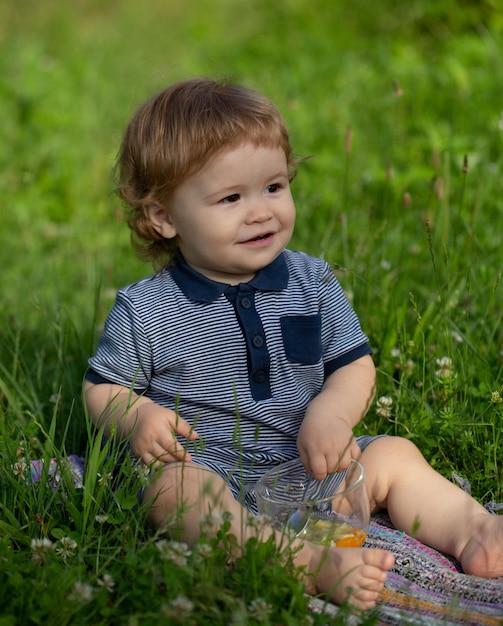 Klein kind spelen in park Portret van een gelukkige baby in grasveld