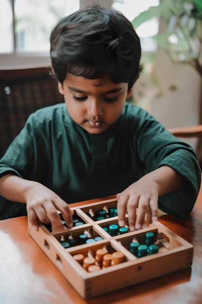 Klein kind spelen met houten speelgoed AI Generatieve Montessori studie materiaal illustratie