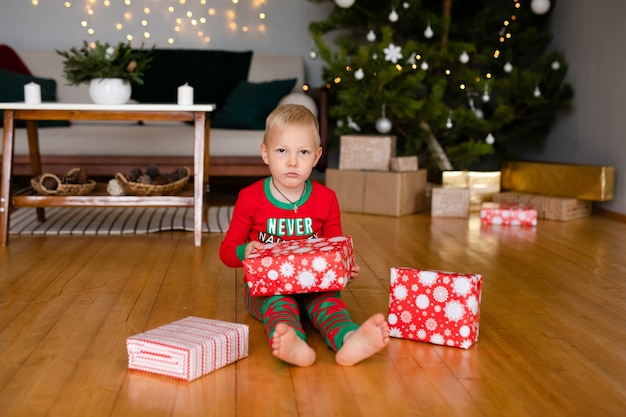 klein kind thuis op kersttijd