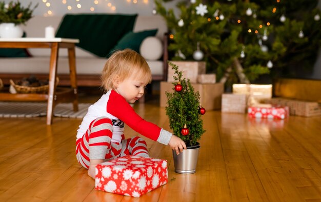 klein kind thuis op kersttijd