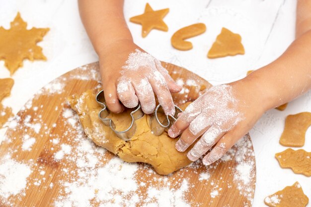 Klein kind voorbereiding peperkoek kerstkoekjes