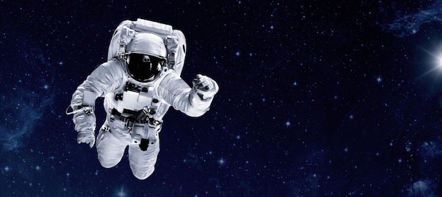 Klein kind wil de ruimte in vliegen met een astronautenhelm op