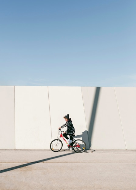 Foto klein kind zijn fiets buiten met kopie ruimte