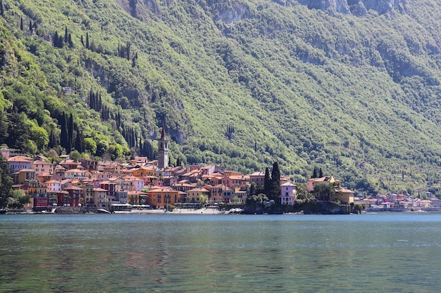 Klein kleurrijk dorp Varenna in de bergen met uitzicht op het Comomeer Lombardije Italy