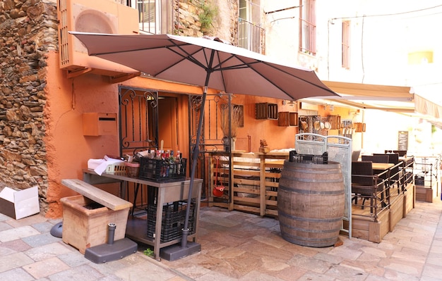 Klein mediterraan café in de smalle straat van het eiland Bastia Corsica