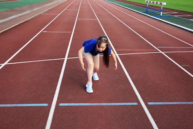 Klein meisje aan de start in het stadion