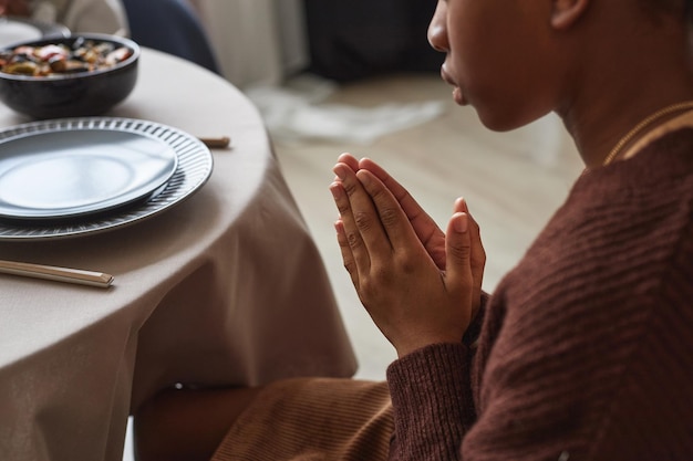 Klein meisje bidt voor het eten