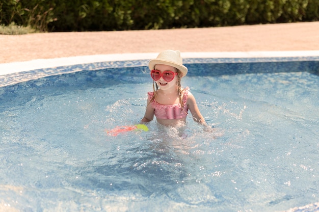 Foto klein meisje bij het zwembad