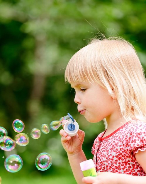 Klein meisje bubbels maken