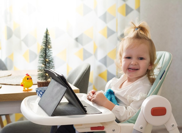 Klein meisje dat educatieve spelletjes voor kinderen speelt op de tablet