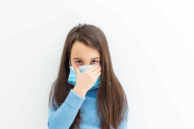 Klein meisje dat een beschermend masker draagt