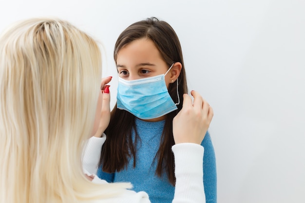 Klein meisje dat een beschermend masker draagt