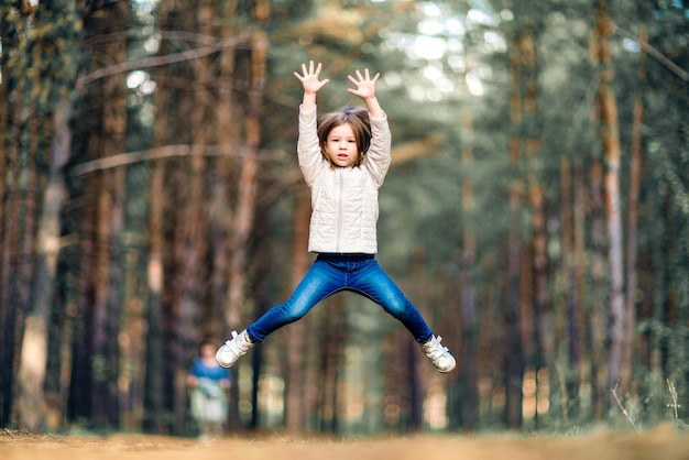Klein meisje dat hoog in het park springt