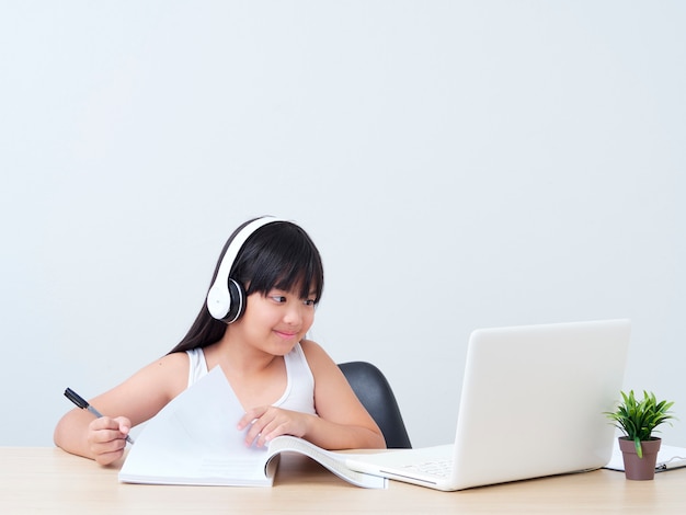 Klein meisje doet online klasse