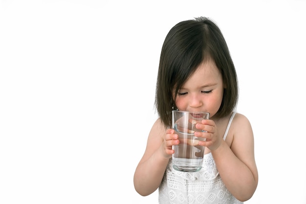 Klein meisje drinkt water