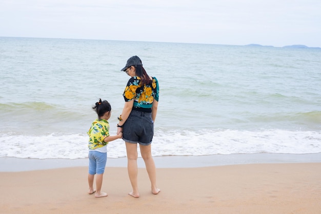 Klein meisje en haar moeder tijdens strandvakantie