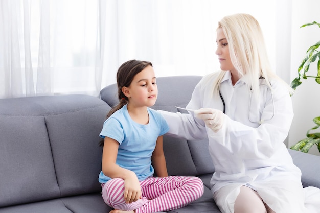 Klein meisje en jonge dokter in het ziekenhuis