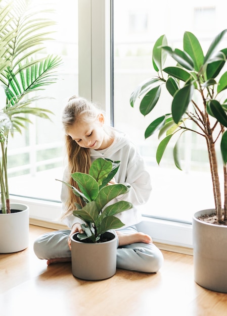 Foto klein meisje en kamerplanten