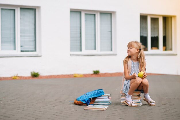 Klein meisje gaat naar school. Schoolkinderen. terug naar school