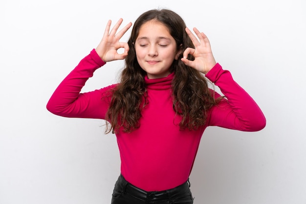 Klein meisje geïsoleerd op een witte achtergrond in zen pose